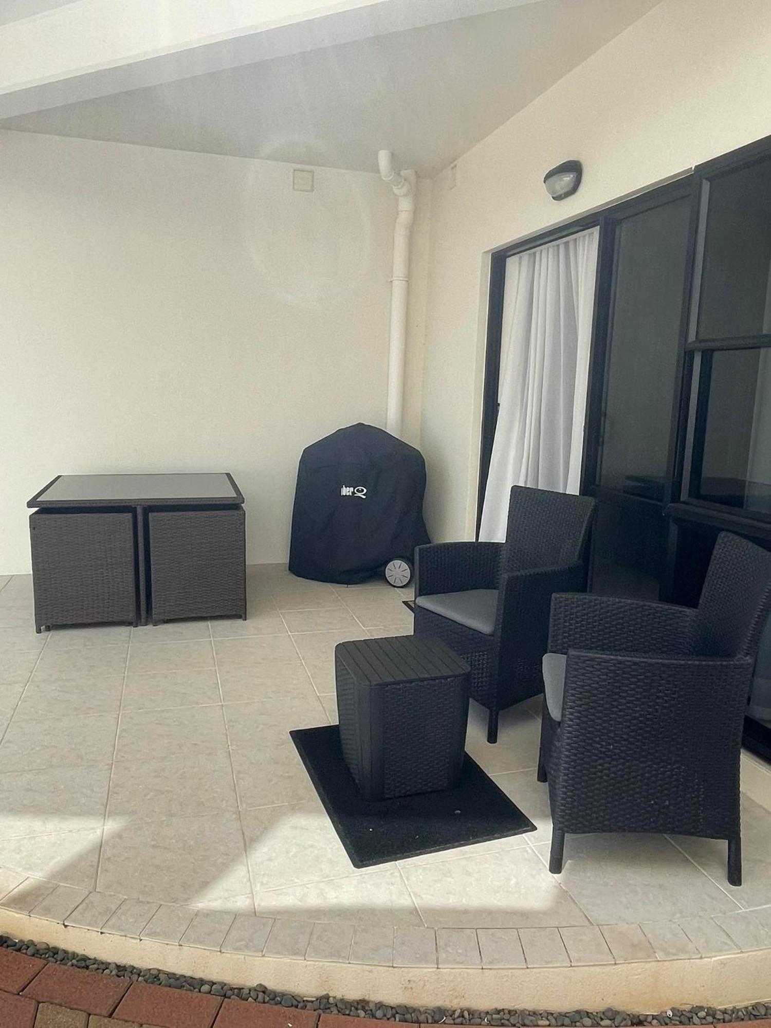 Ocean Breeze Resort Поани Экстерьер фото